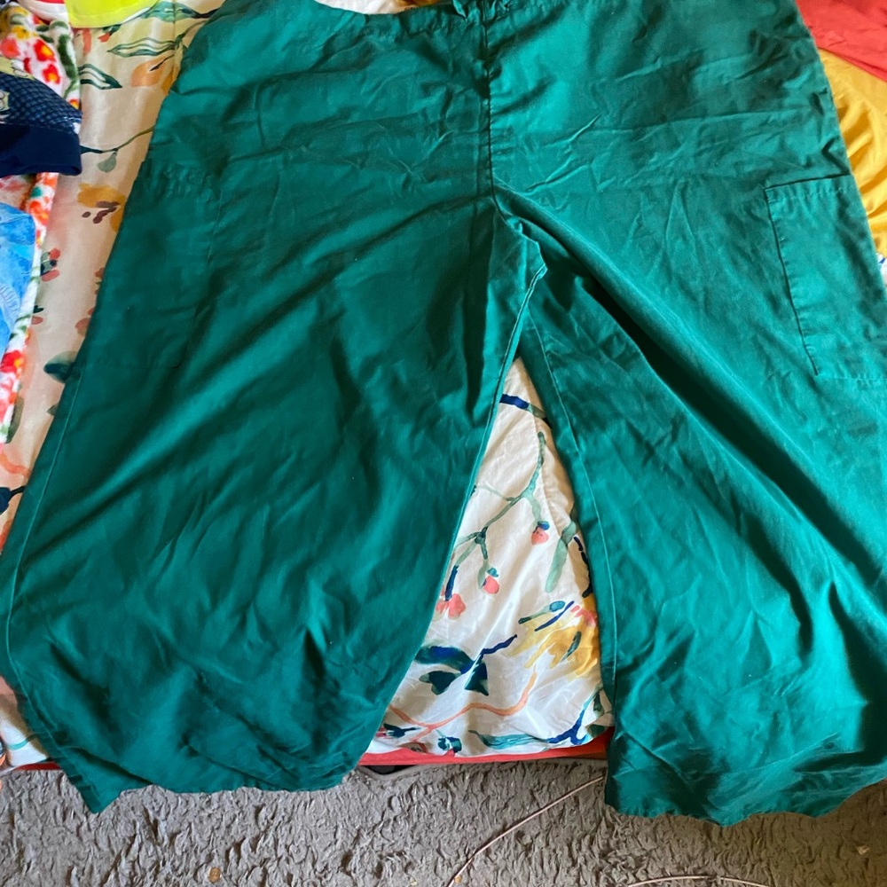 Women’s 2XL scrub pants.
